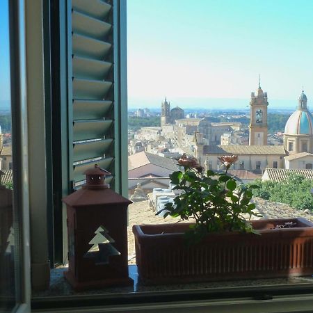 Casa Tipica Siciliana Patronale Home Bedandbreakfast Tremetrisoprailcielo Camere Con Vista, Colazione Interna In Terrazzo Panoramico カルタジローネ エクステリア 写真