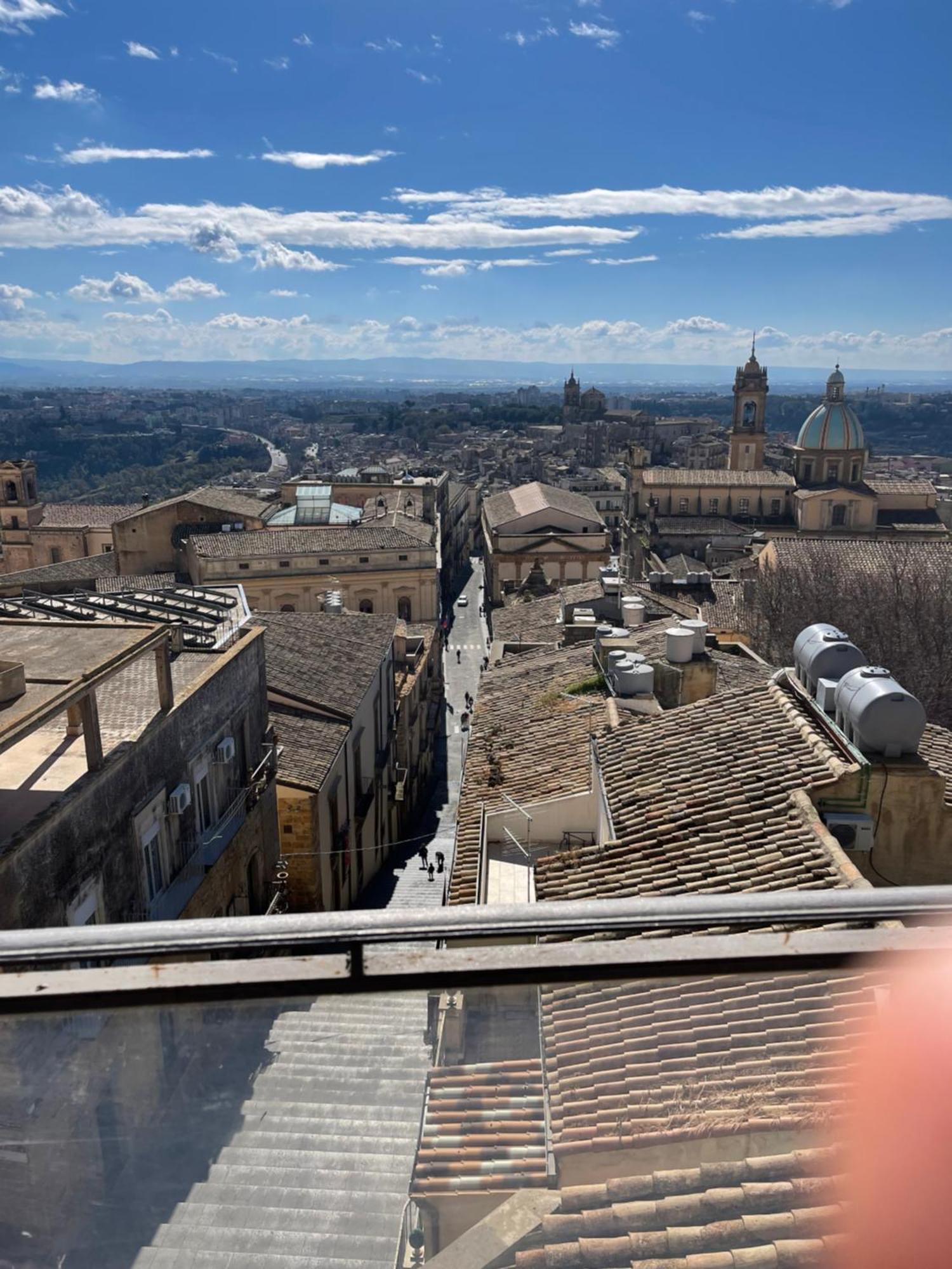 Casa Tipica Siciliana Patronale Home Bedandbreakfast Tremetrisoprailcielo Camere Con Vista, Colazione Interna In Terrazzo Panoramico カルタジローネ エクステリア 写真