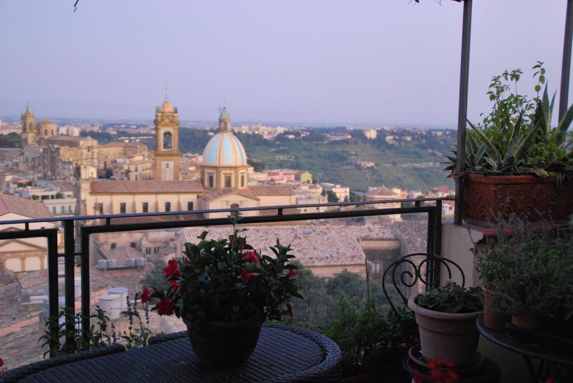 Casa Tipica Siciliana Patronale Home Bedandbreakfast Tremetrisoprailcielo Camere Con Vista, Colazione Interna In Terrazzo Panoramico カルタジローネ エクステリア 写真