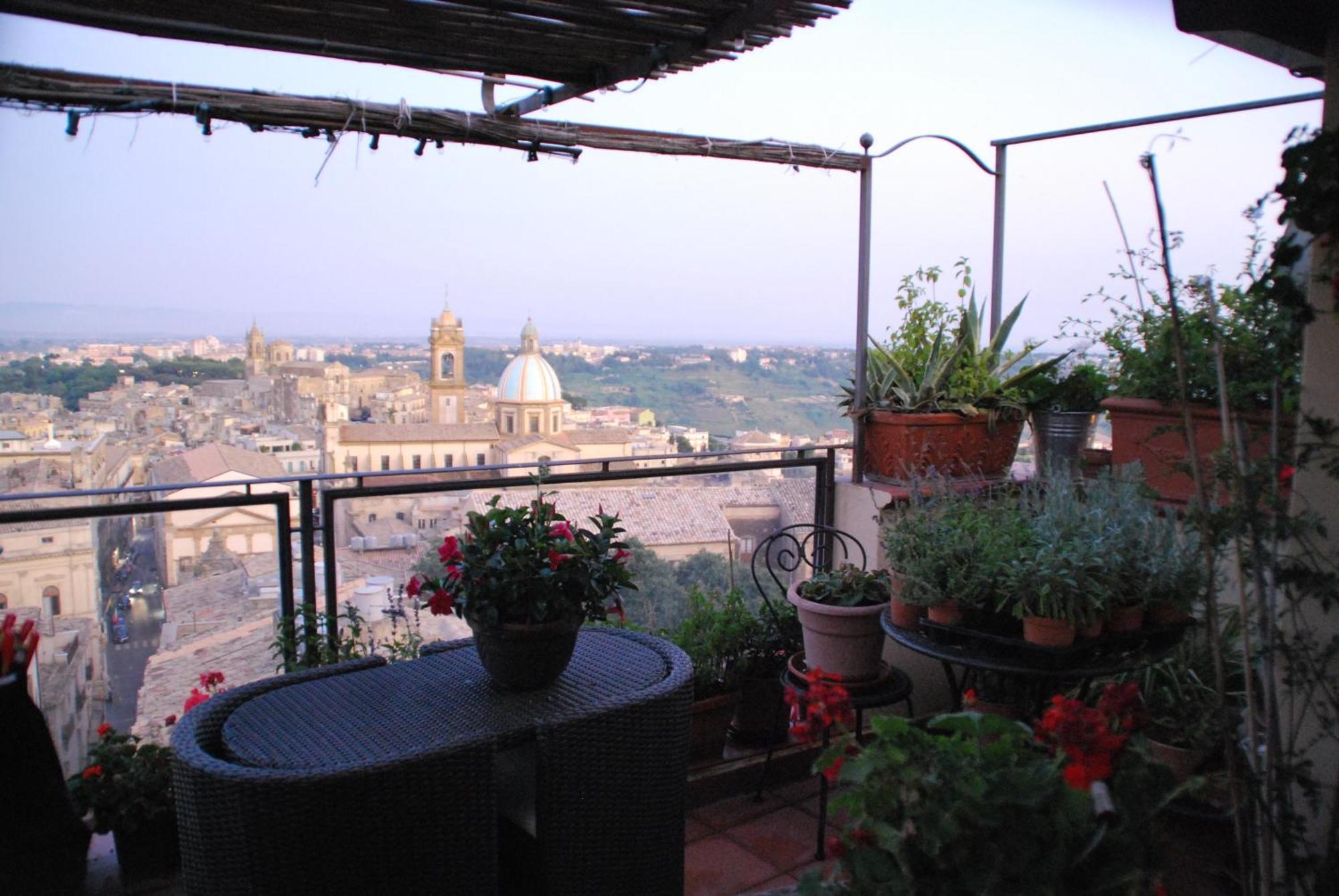 Casa Tipica Siciliana Patronale Home Bedandbreakfast Tremetrisoprailcielo Camere Con Vista, Colazione Interna In Terrazzo Panoramico カルタジローネ エクステリア 写真