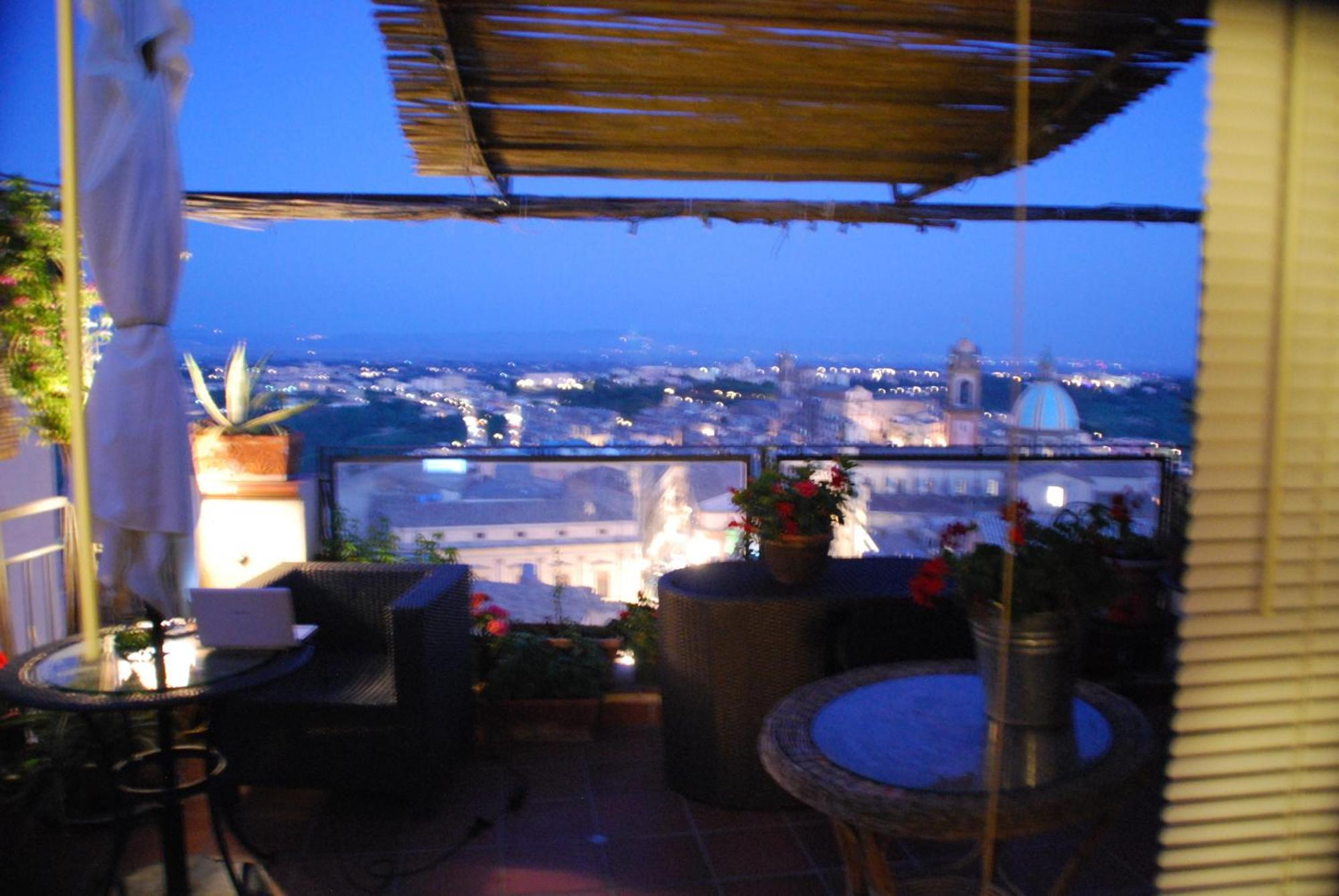 Casa Tipica Siciliana Patronale Home Bedandbreakfast Tremetrisoprailcielo Camere Con Vista, Colazione Interna In Terrazzo Panoramico カルタジローネ エクステリア 写真