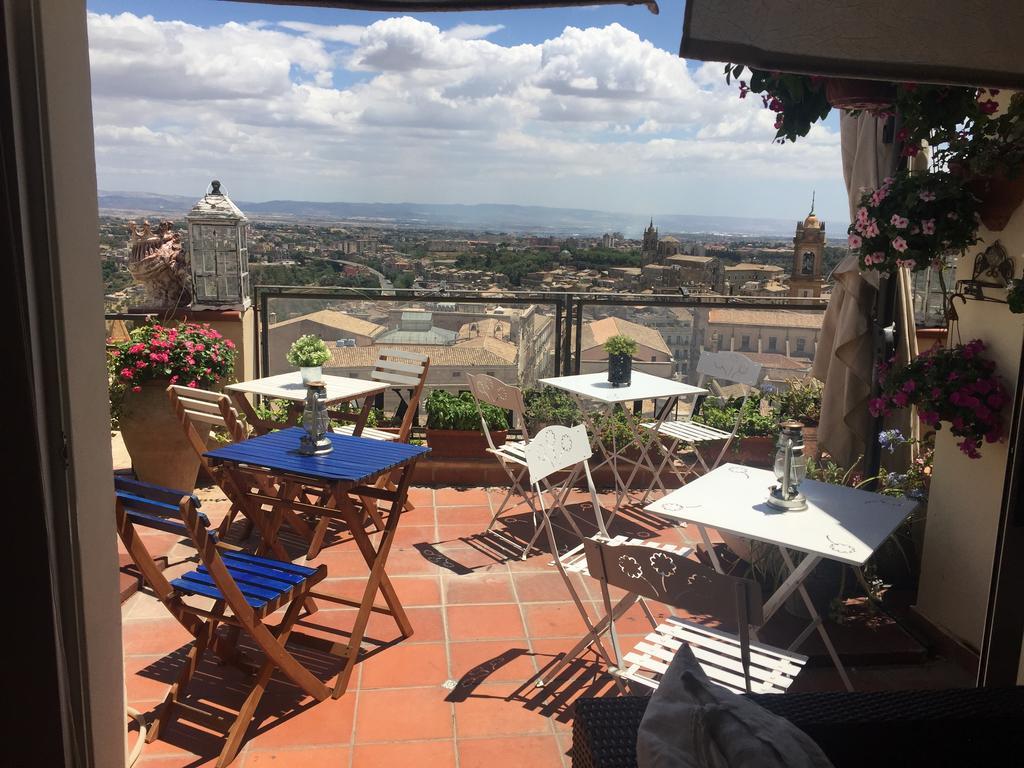 Casa Tipica Siciliana Patronale Home Bedandbreakfast Tremetrisoprailcielo Camere Con Vista, Colazione Interna In Terrazzo Panoramico カルタジローネ エクステリア 写真