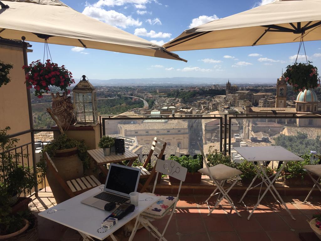 Casa Tipica Siciliana Patronale Home Bedandbreakfast Tremetrisoprailcielo Camere Con Vista, Colazione Interna In Terrazzo Panoramico カルタジローネ エクステリア 写真
