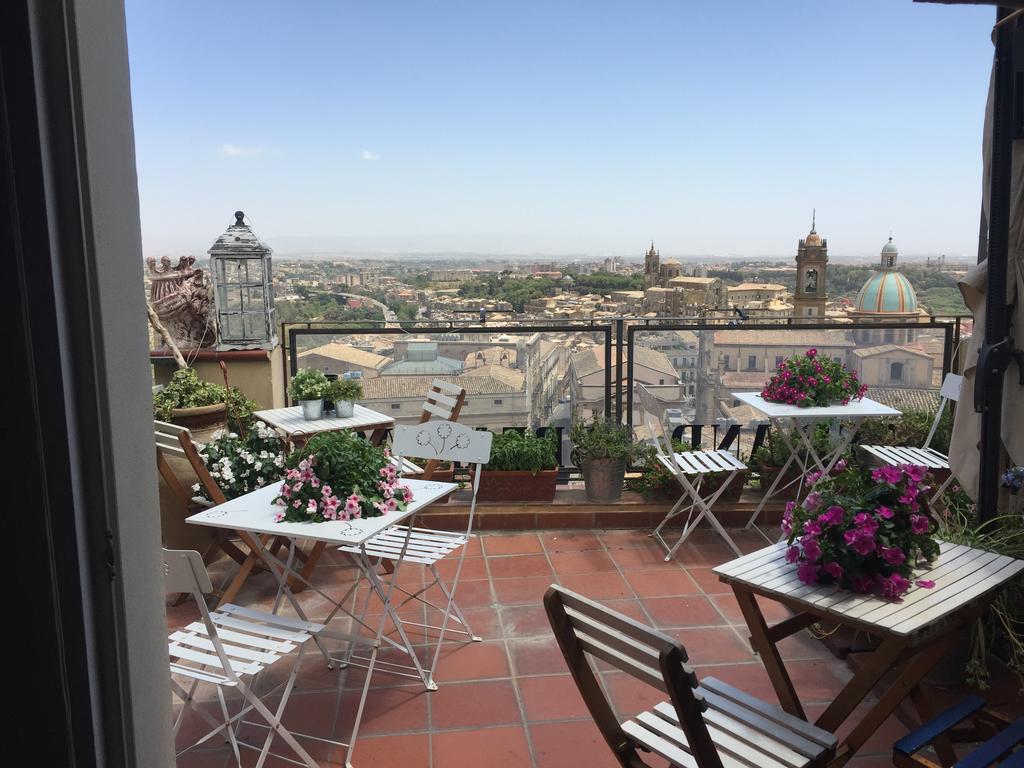 Casa Tipica Siciliana Patronale Home Bedandbreakfast Tremetrisoprailcielo Camere Con Vista, Colazione Interna In Terrazzo Panoramico カルタジローネ エクステリア 写真