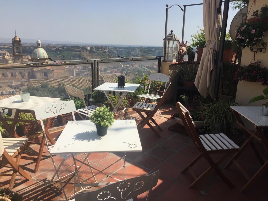 Casa Tipica Siciliana Patronale Home Bedandbreakfast Tremetrisoprailcielo Camere Con Vista, Colazione Interna In Terrazzo Panoramico カルタジローネ エクステリア 写真