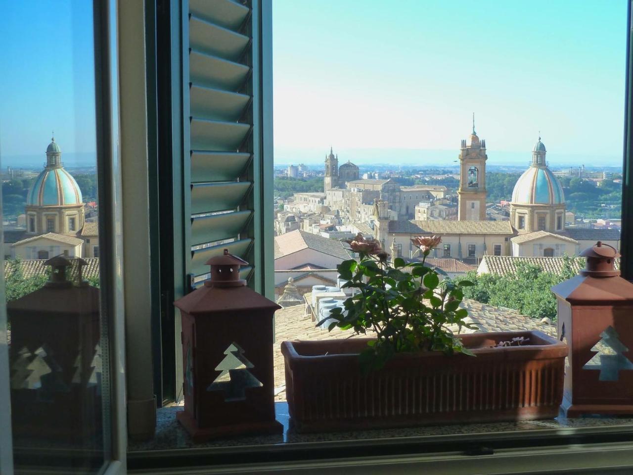 Casa Tipica Siciliana Patronale Home Bedandbreakfast Tremetrisoprailcielo Camere Con Vista, Colazione Interna In Terrazzo Panoramico カルタジローネ エクステリア 写真