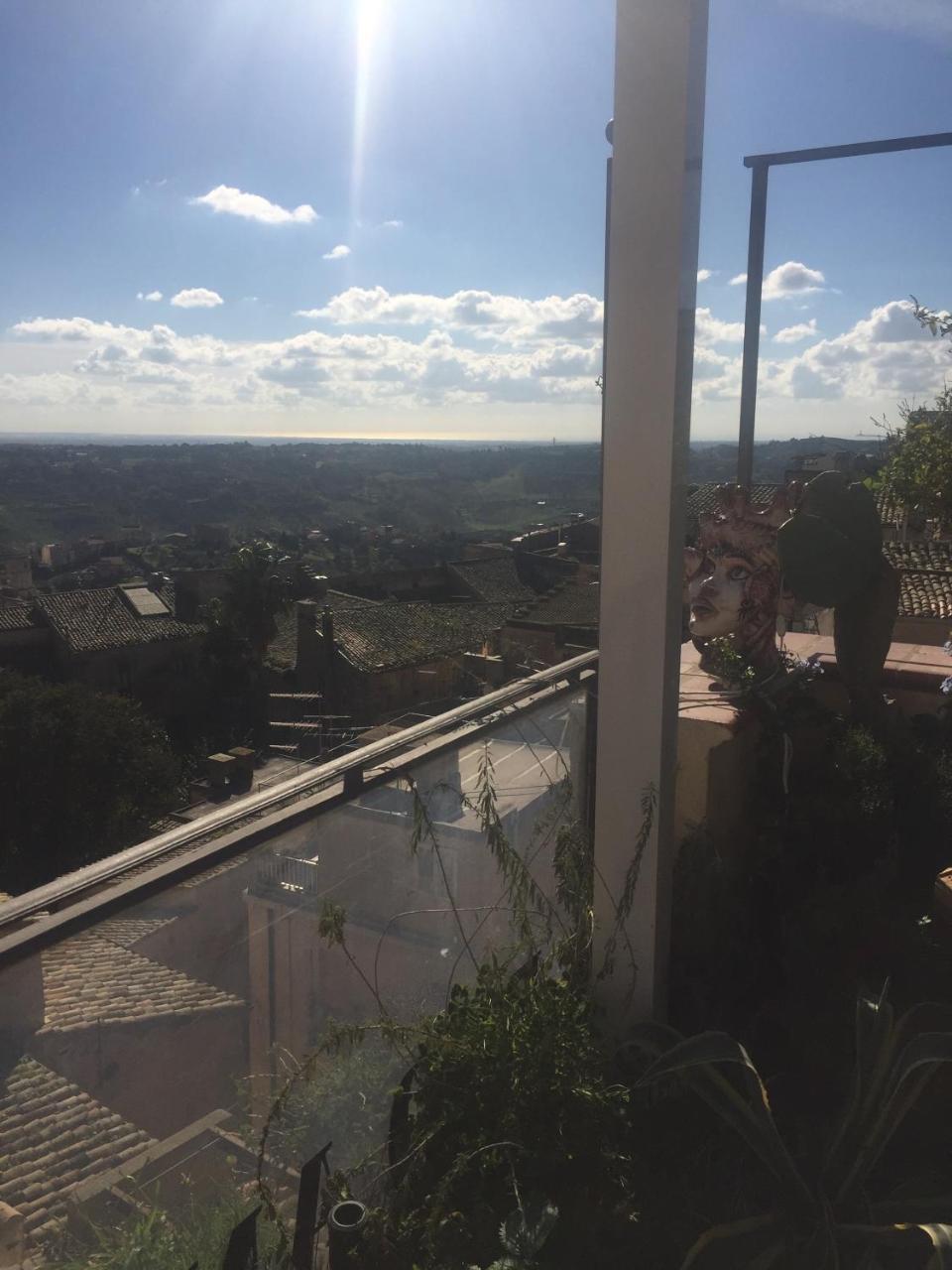 Casa Tipica Siciliana Patronale Home Bedandbreakfast Tremetrisoprailcielo Camere Con Vista, Colazione Interna In Terrazzo Panoramico カルタジローネ エクステリア 写真