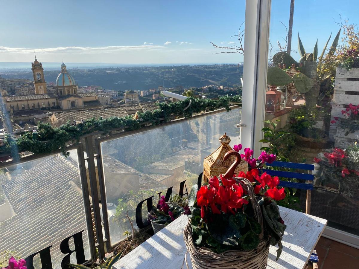 Casa Tipica Siciliana Patronale Home Bedandbreakfast Tremetrisoprailcielo Camere Con Vista, Colazione Interna In Terrazzo Panoramico カルタジローネ エクステリア 写真