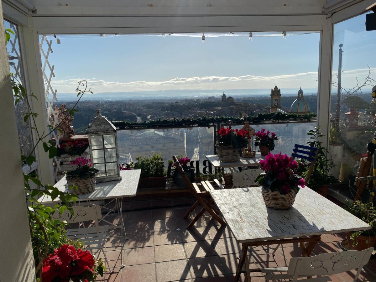 Casa Tipica Siciliana Patronale Home Bedandbreakfast Tremetrisoprailcielo Camere Con Vista, Colazione Interna In Terrazzo Panoramico カルタジローネ エクステリア 写真