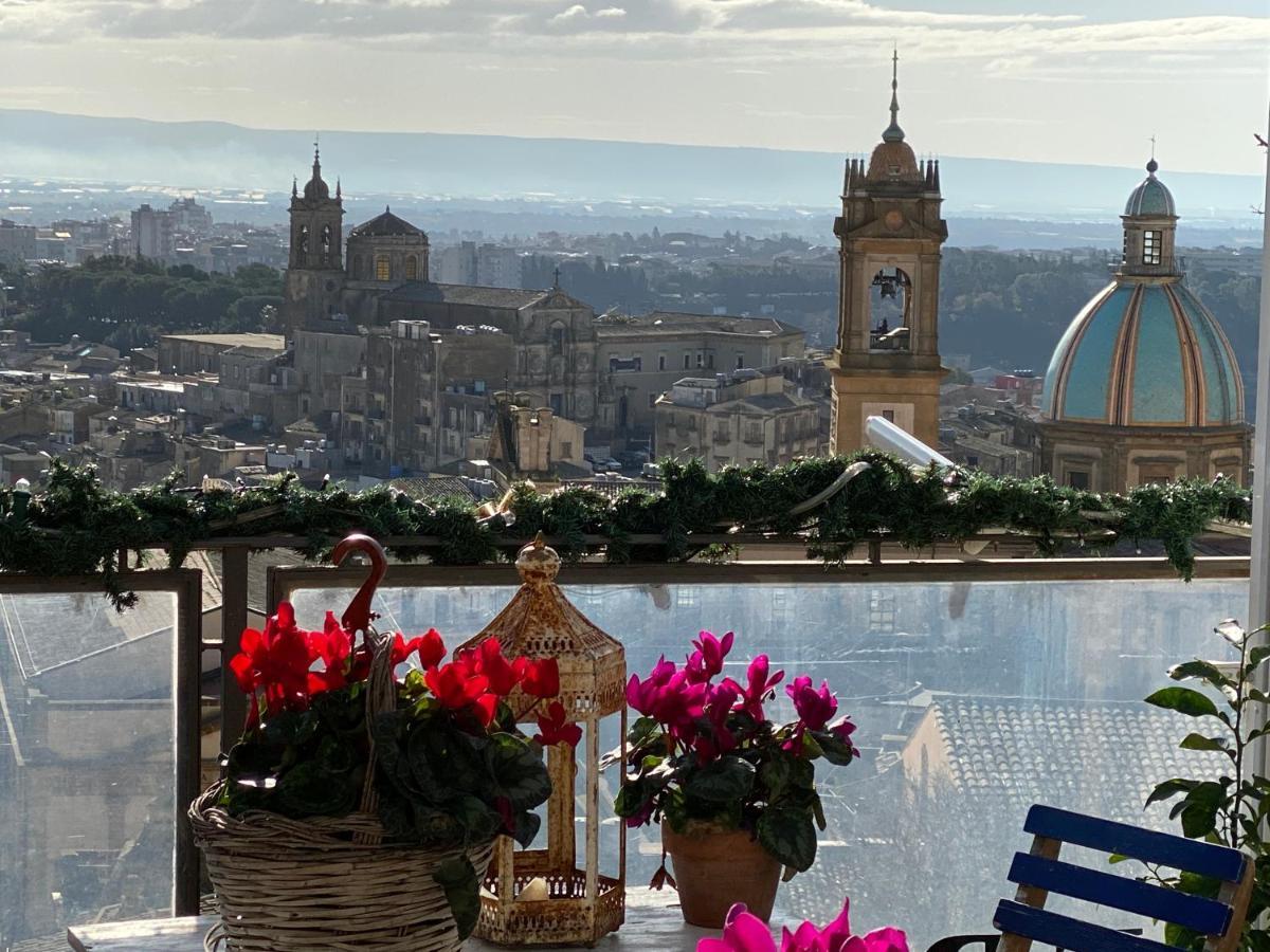 Casa Tipica Siciliana Patronale Home Bedandbreakfast Tremetrisoprailcielo Camere Con Vista, Colazione Interna In Terrazzo Panoramico カルタジローネ エクステリア 写真